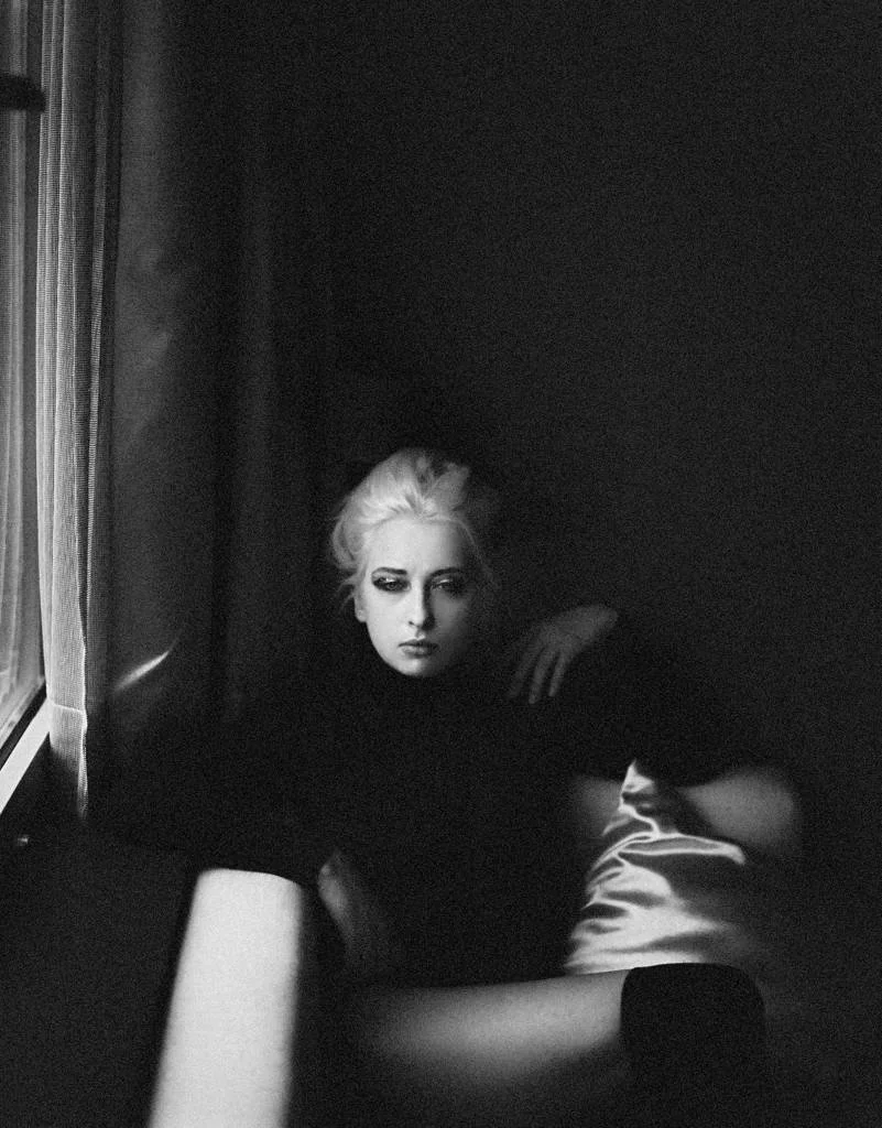 photography-blue-morning-in-hanover-ii-medium-format-film-people-portrait-female-large-open.jpg