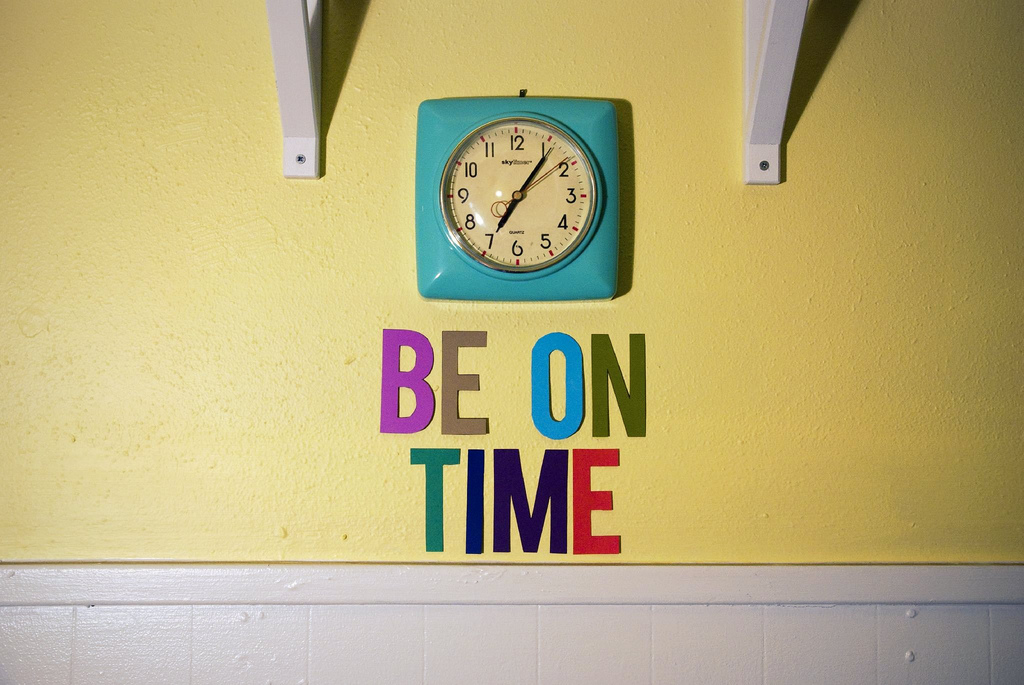 Не забывать время значит. On time. Время на английском часы. English time дизайн. Daily reminder обои.