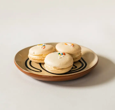 Modern ceramic cat dessert plate by ZWEIBIE with a simple and elegant illustration on a clean white background.