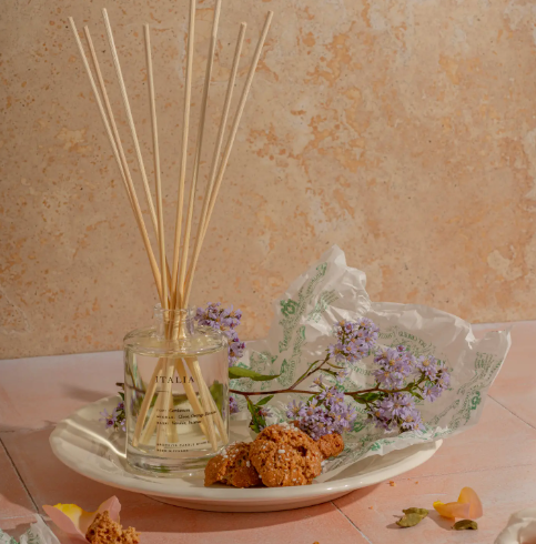 Ultra-chic reed diffuser with rattan reeds, perfect for a home office or powder room, inspired by Italian spices.