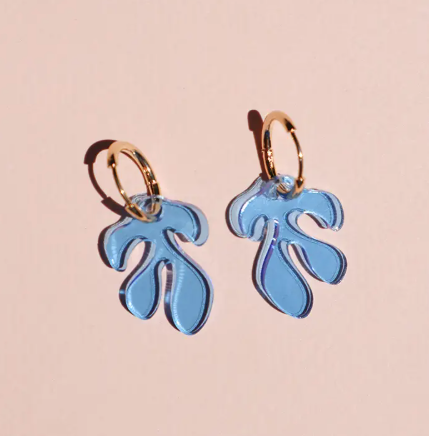Show off your playful style with the versatile See-thru Blue Dancer Charm Earrings, featuring a removable, brightly colored acrylic shape.