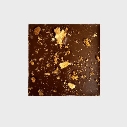 Goodio Apple Pie Chocolate – Vegan and gluten-free chocolate bar with warm apple and cinnamon flavors, handmade in Finland.