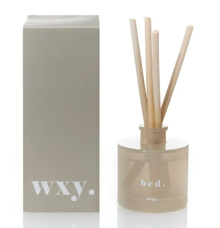 A minimalist 100ml Bed Diffuser by wxy. featuring thick reeds and a clean glass bottle design.