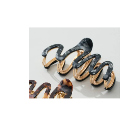 A stylish 4-inch Willow Vintage squiggle claw clip by Adorro featuring a classic Onyx finish and a durable metal base.