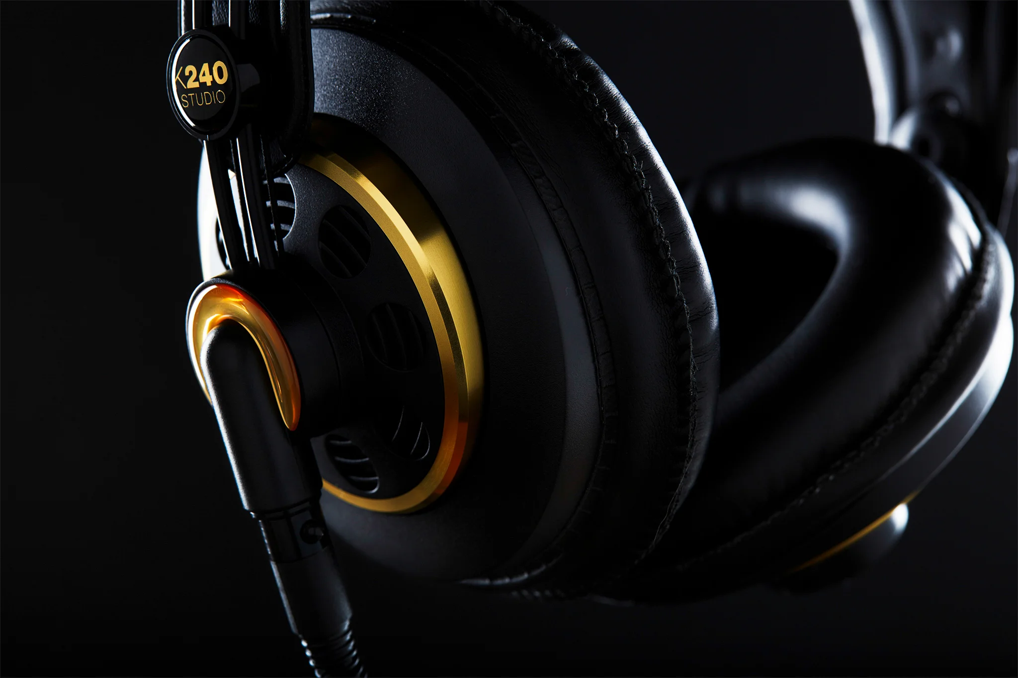 EdwardBoePhotography_ChicagoProductPhotography_Headphones.jpg