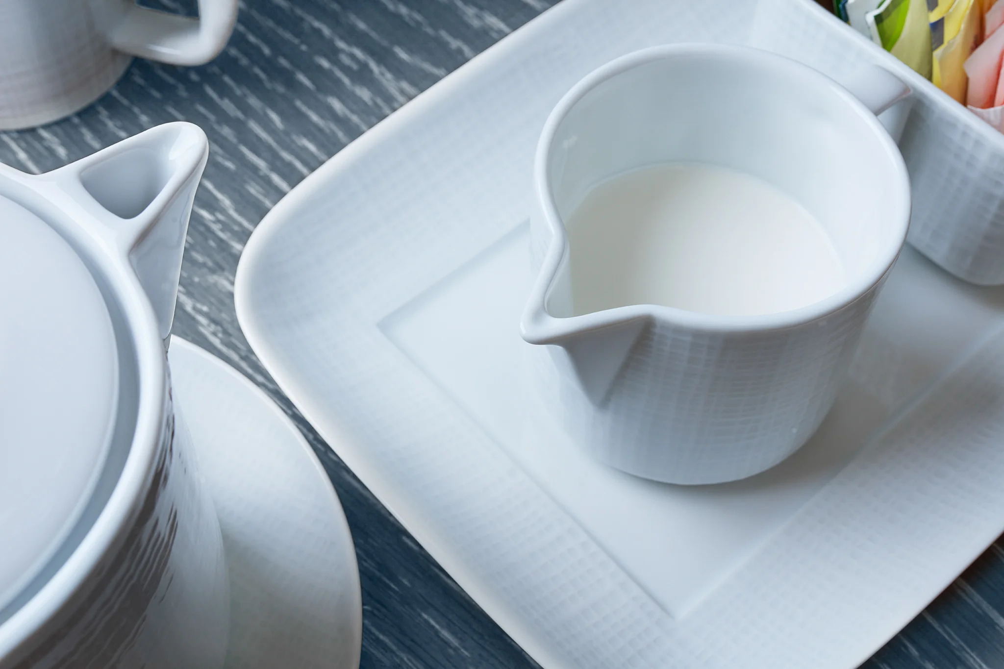 BernardaudOrganzaPorcelainCoffeeSet_EdwardBoePhotography_ChicagoProductPhotographer.jpg