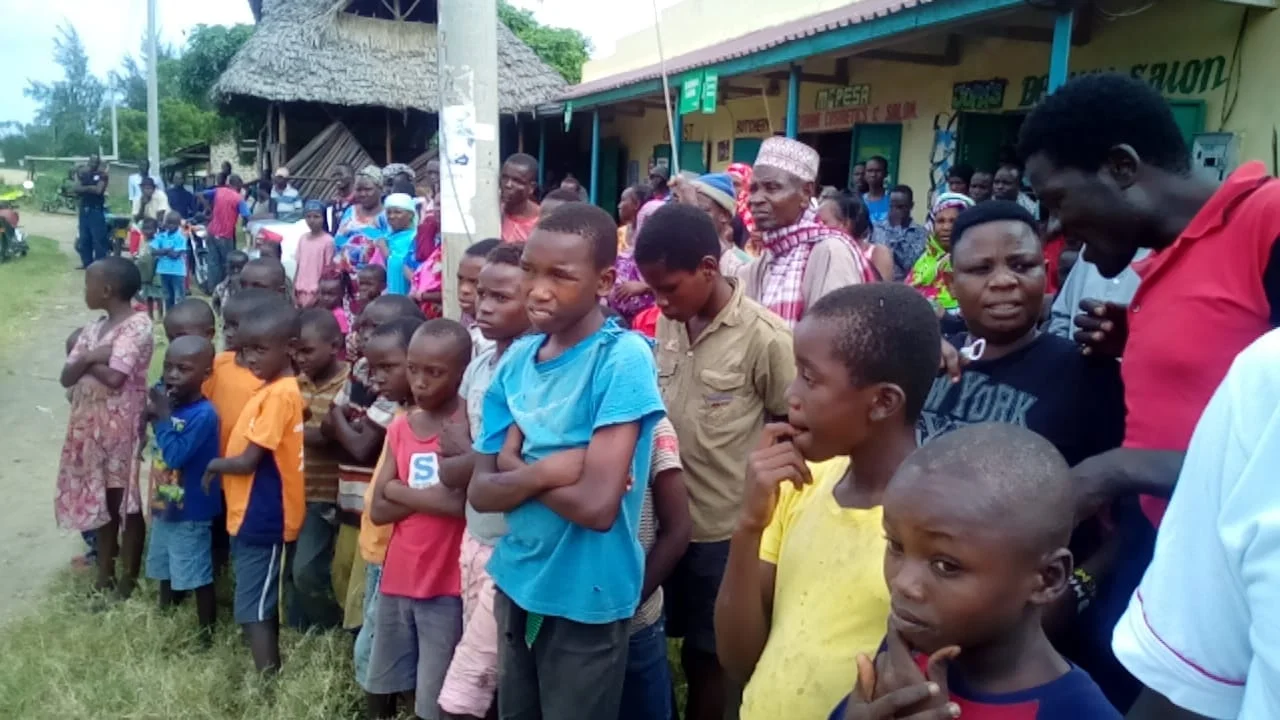 Crowds gather to watch the Amani FM Road Show, Amani Ni Mimi , or Peace Starts with Me