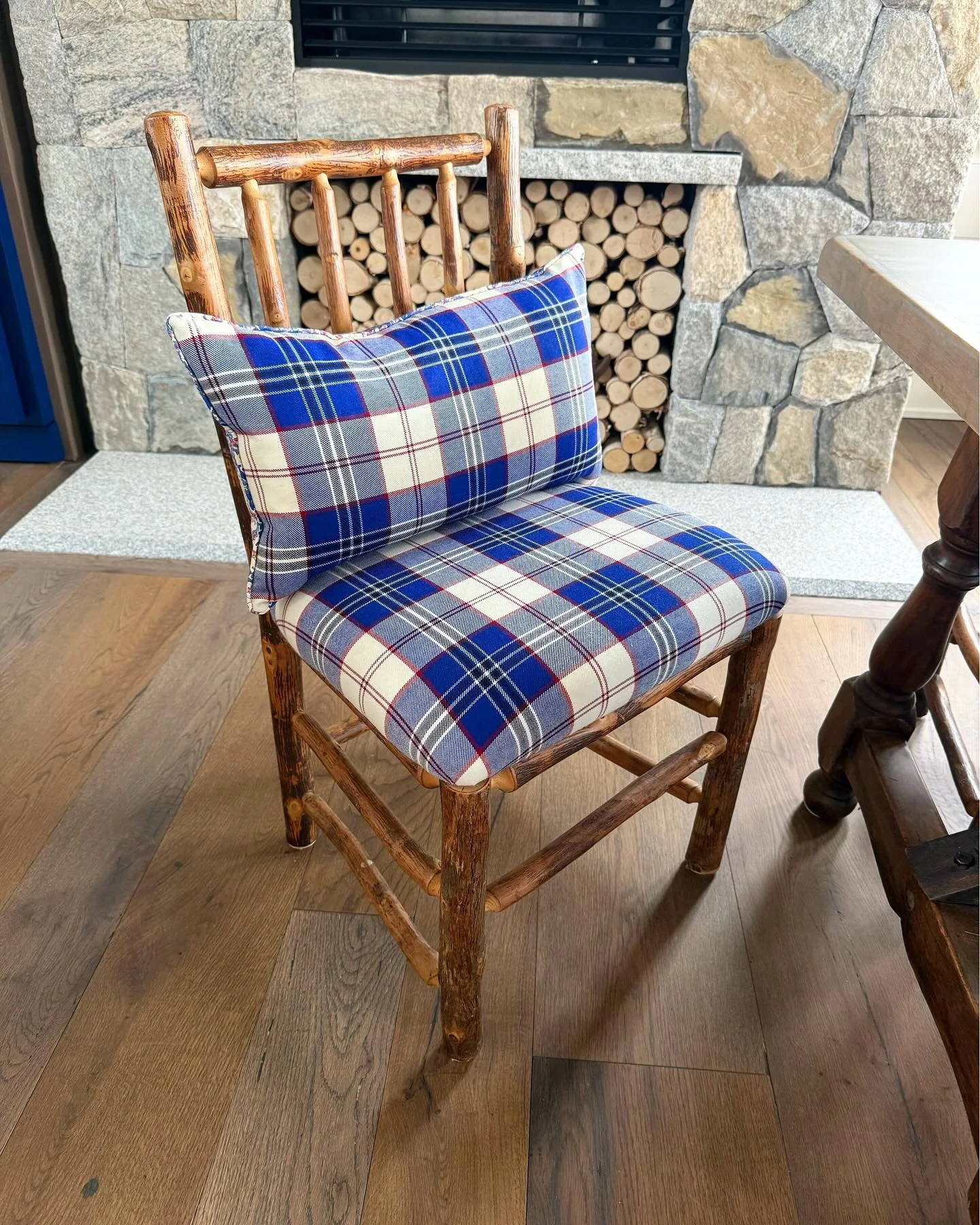 Two sides, endless style. This Jean Monroe lumbar pillow using @fabricut  flips from classic plaid to romantic floral. The perfect personality for this dining room space 💐🧵 
.
.
.
.
.
#fabric #fabricshowroom #pillows #lumbarpillows #fabricut #desig