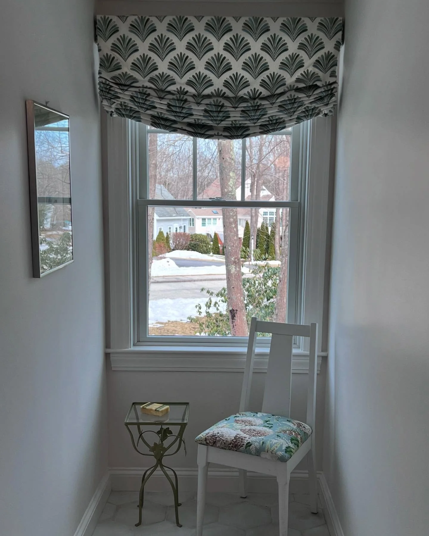 Soft shades, sweet florals, and calm vibes ✨ Roman shade fabric from Fabricut, and cushion fabric from Anna French; a perfect pairing for peaceful spaces.
.
.
.
.
.
#fabrics #fabricshowroom #wallpaper #customdesigns #windowtreatment #designinspiratio