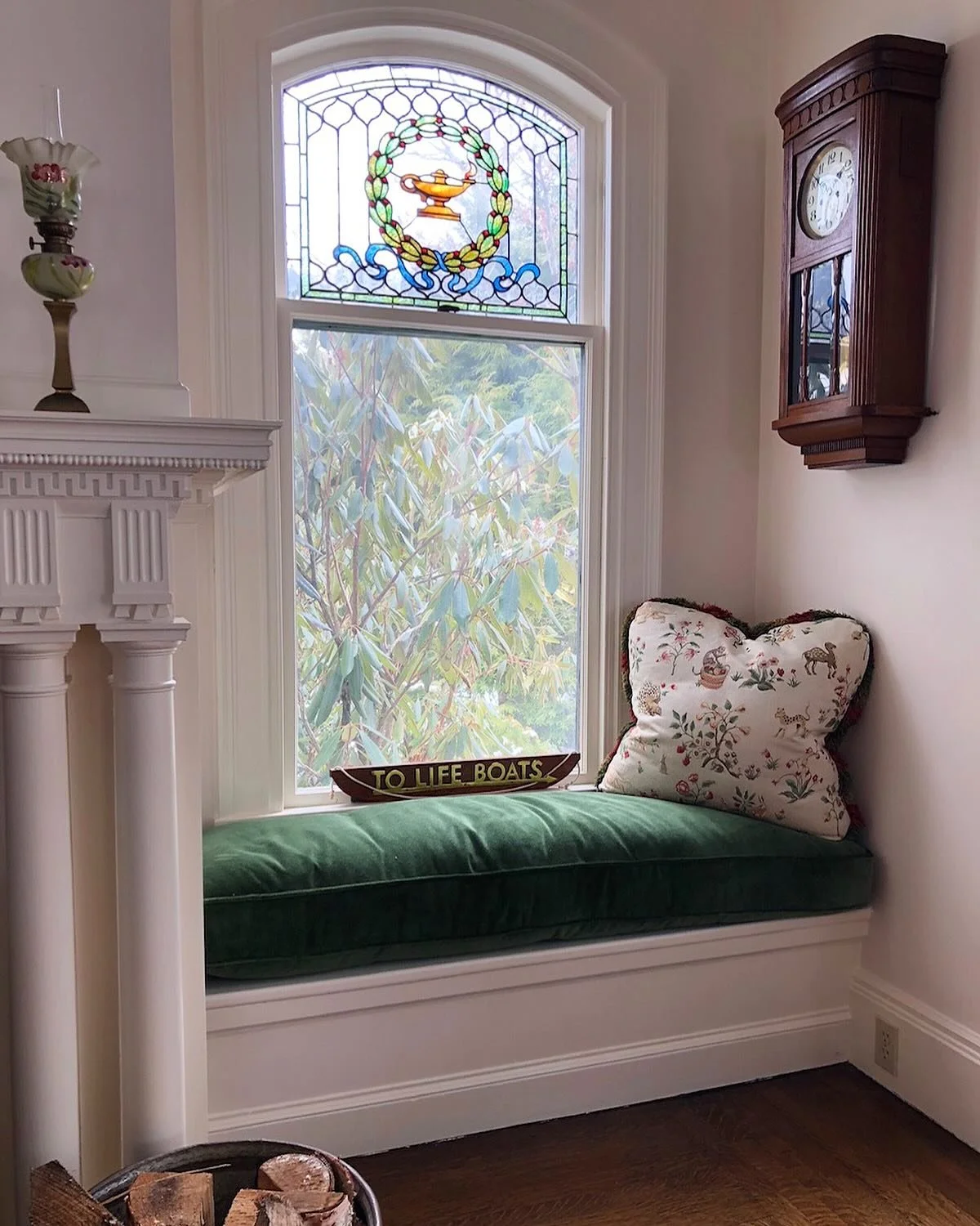 Who wouldn&rsquo;t want to relax here? This lovely down cushion creates such an enchanting window bench ✨ 🍃 
.
.
.
.
.

#fabrics #fabricshowroom #wallpaper #customdesigns #designinspiration #interiordesign #mainedesign #homedecor #mainehome #maine #