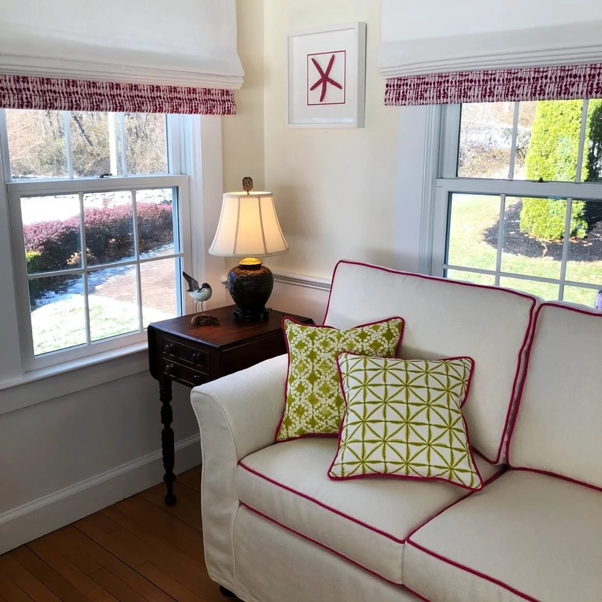 Think pink&hellip;and green! We love this vibrant pop of color that brings character to a neutral base. Contrast welt slipcover by the best @donald_mavrikis and Roman shades by @fabritecdesigns ! 
.
.
.
.
.

#fabrics #fabricshowroom #wallpaper #custo