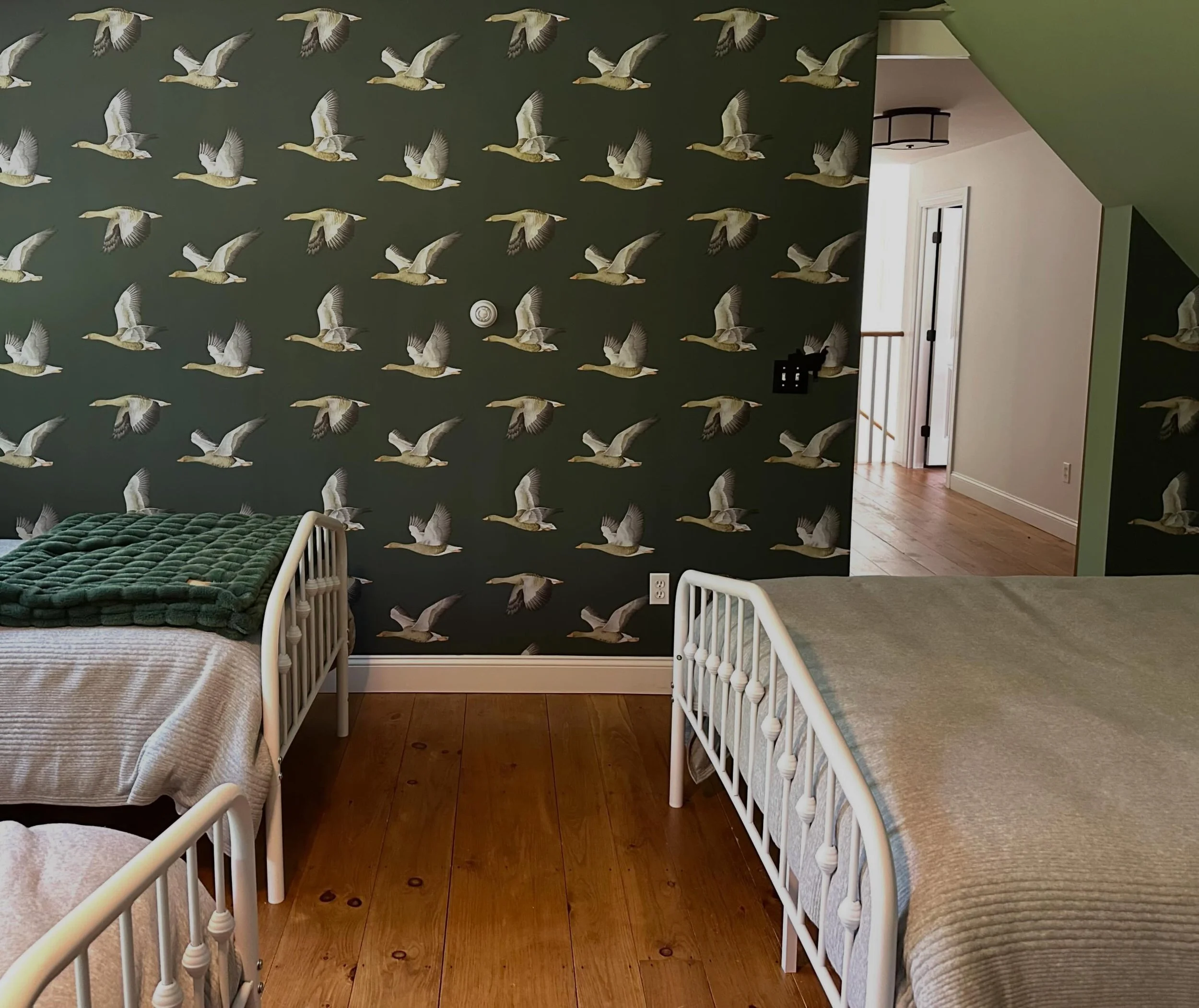 How amazing is this flying geese wallpaper from Sanderson?? 🪿
.
.
.
#wallpaper #interiordesign #mainehome #kennebunk #sanderson