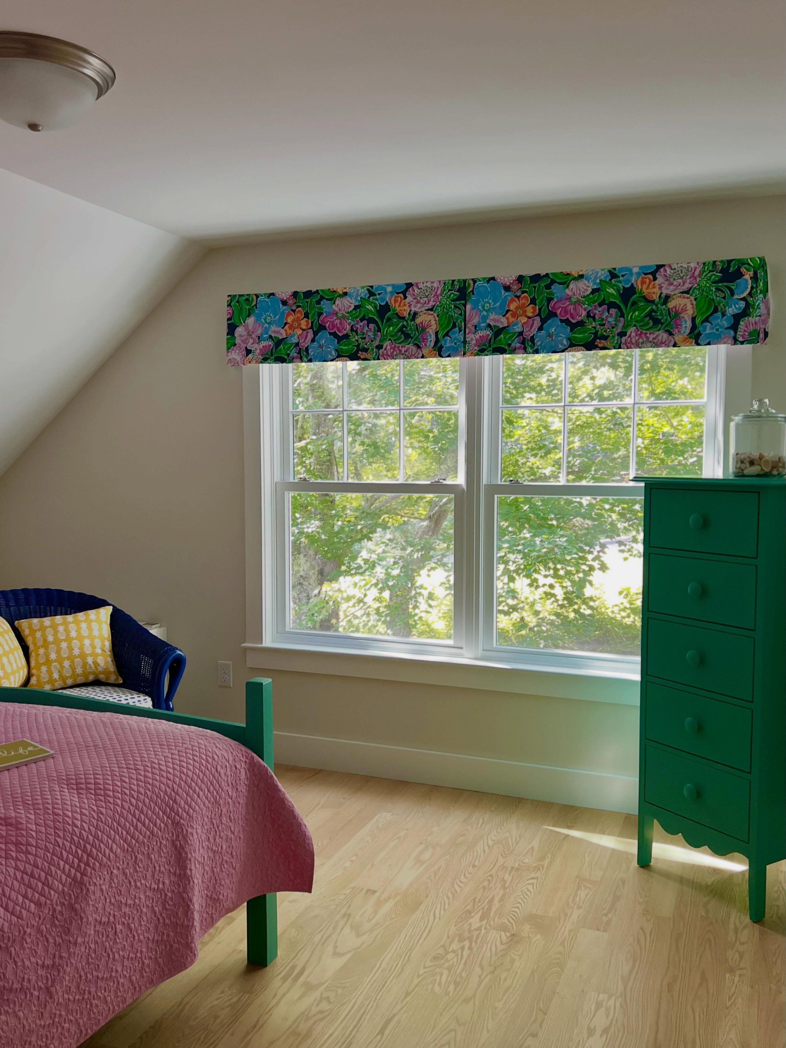 We love happy bedrooms filled with color 😍 this valance in &ldquo;She&rsquo;s Got Sol&rdquo; by Lilly Pulitzer was the perfect fabric to add some more pop to this bedroom 
.
.
.
.
#fabricshowroom #lillypulitzer #customdesign #mainehome #interiordesi