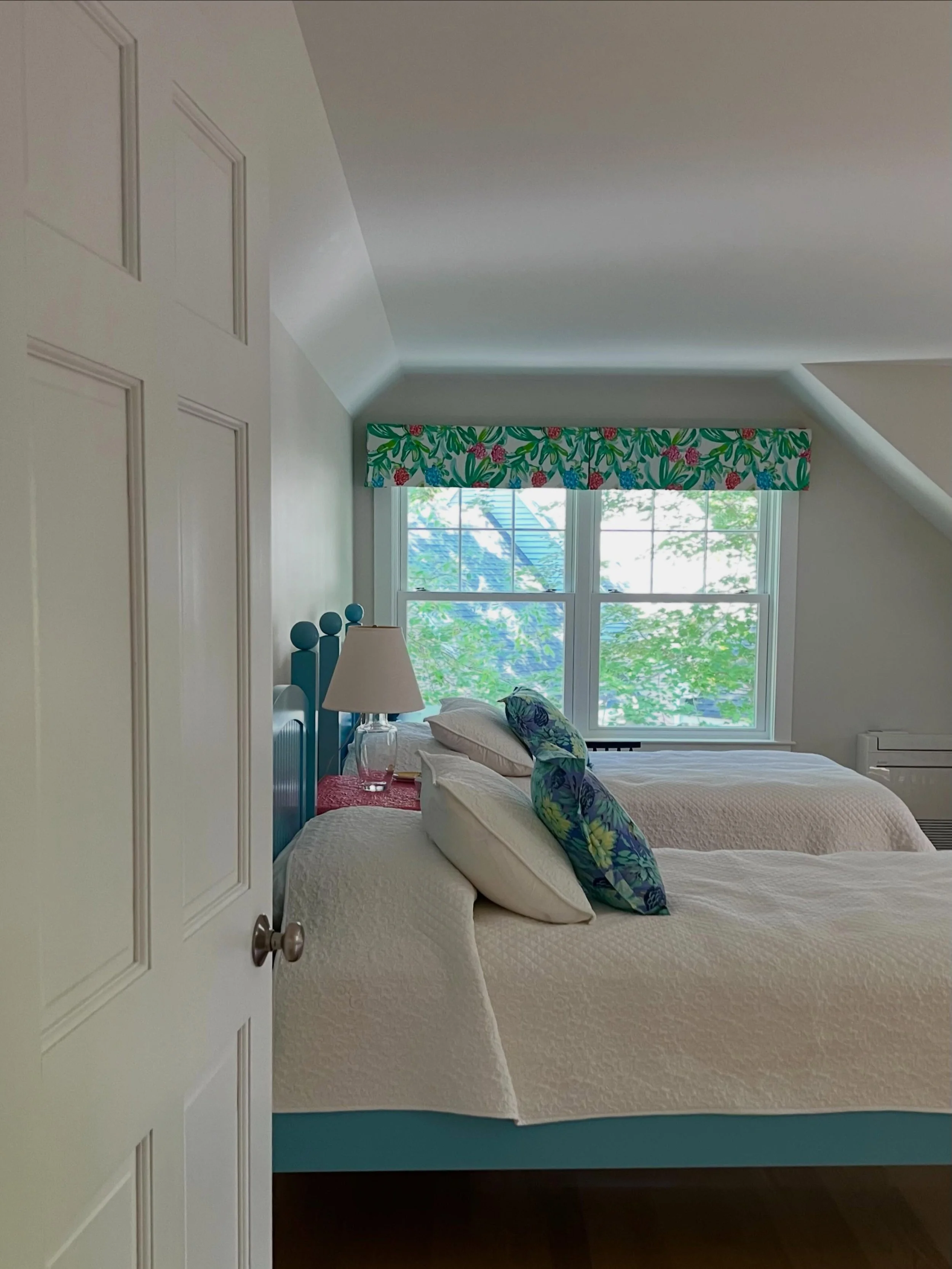 Another wonderfully happy valance in a @kravet @lillypulitzer fabric! 
.
.
.
.
#interiordesign #fabrics #mainehome #kennebunkport #windowtreat