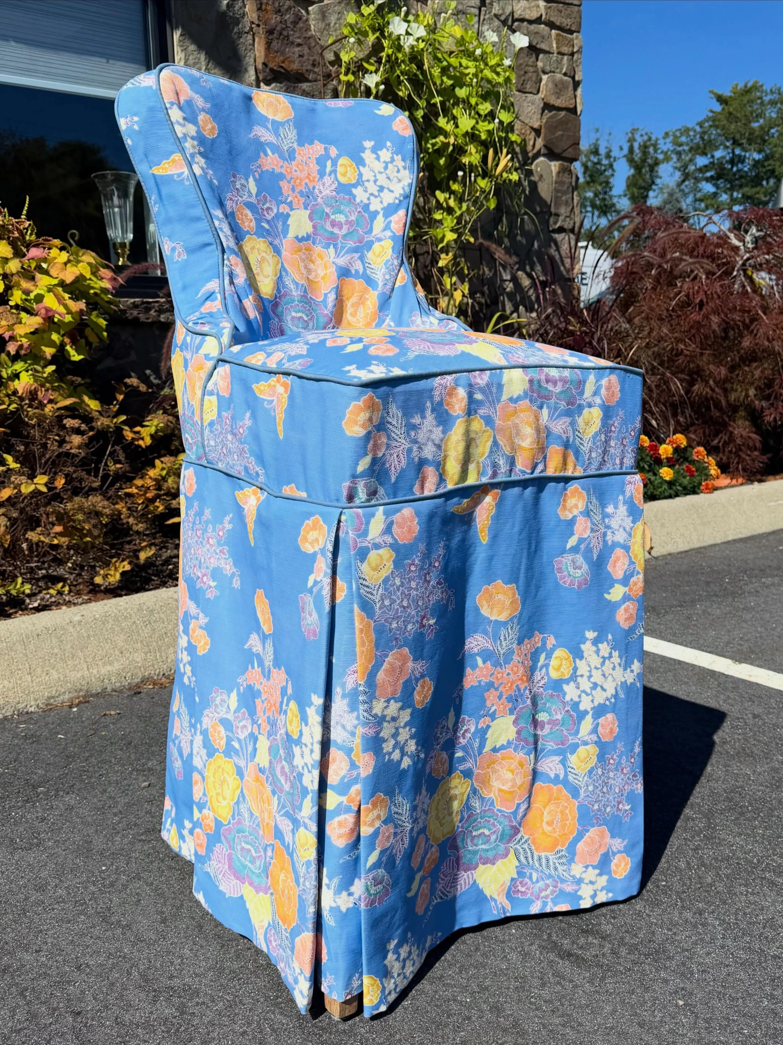 This fabric from @quadrillefabrics is showcased beautifully on this slipcover done by @donald_mavrikis 💙💛🧡
.
.
.
.
#fabrics #upholstery #mainedesign #interiordesign #kennebunk