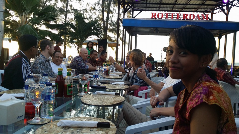 Australian and Indonesian students catch up face-to-face in Kupang after many months of communicating remotely via UniBRIDGE Project.