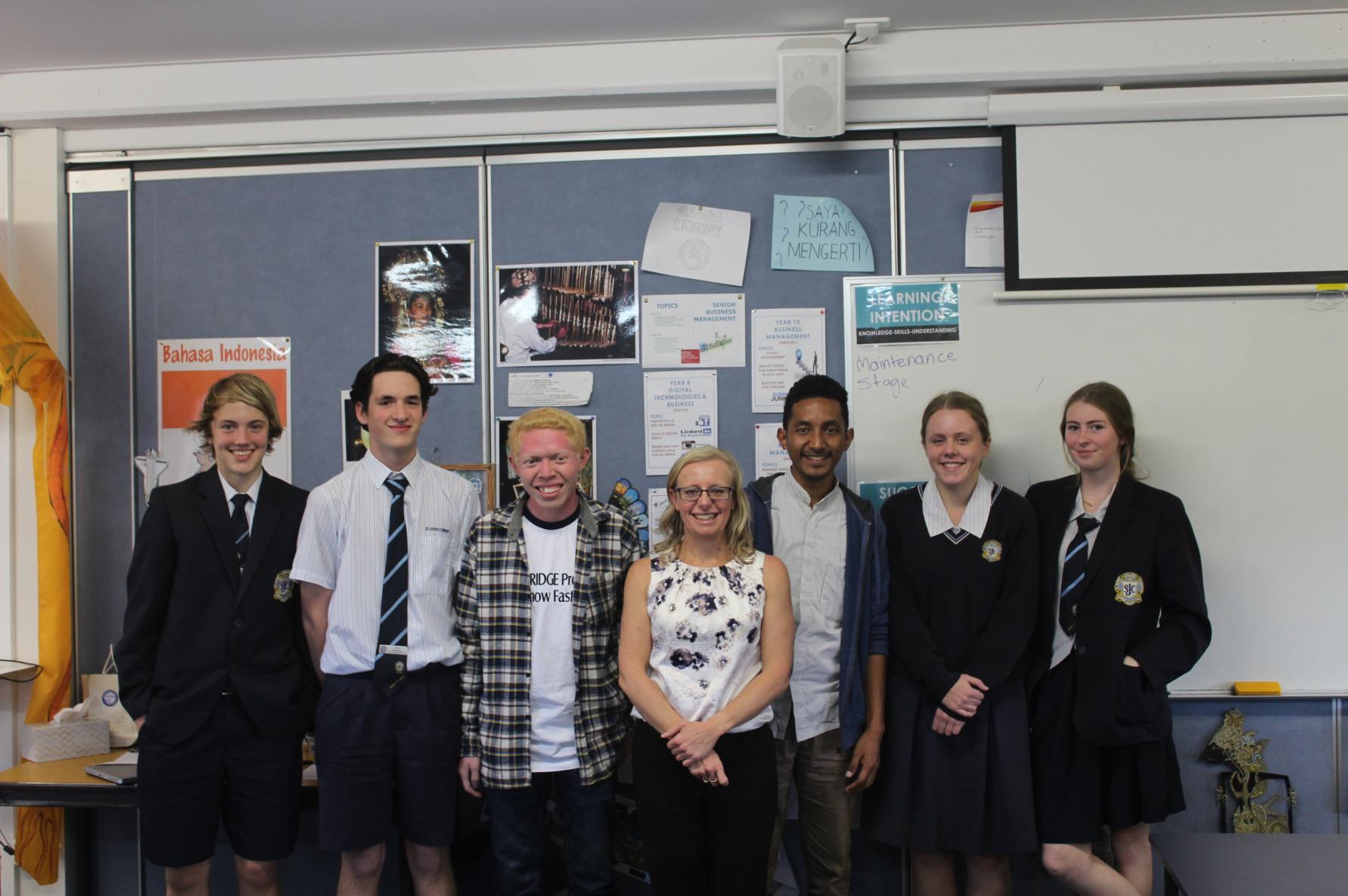 Taking picture with the teacher Ibu Sharon Punter and student of John’s Collage when already finished the class of Bahasa Indonesia in Nambour, Sunshine Coast.