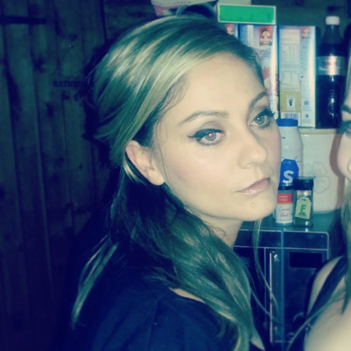 Strong Eyeliner Glam Party Make Up