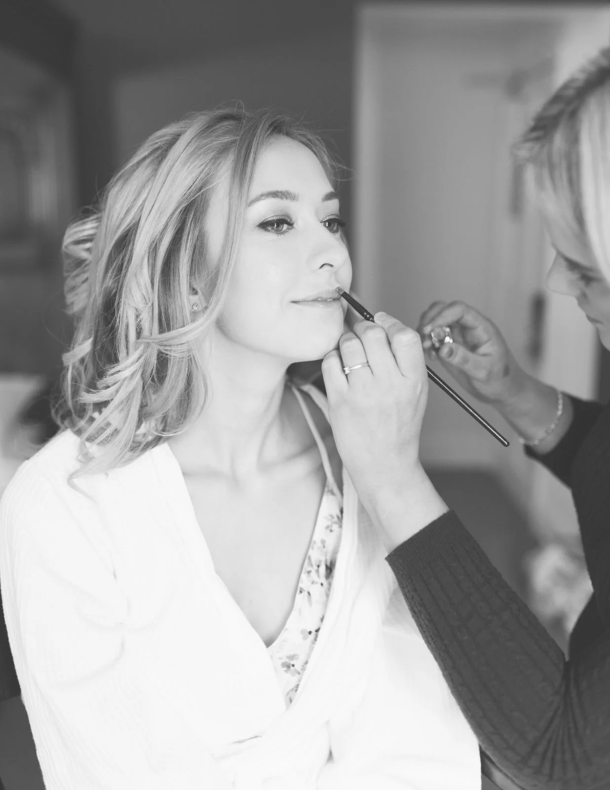 Applying Bridal Make Up Close Up