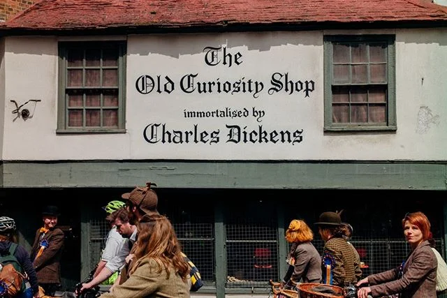 What's your favourite Olde London landmark? #tweedrun2018 .
.
.
.
.#tweed #tweedride #vintageclothing #cycling #cyclechic #oldcuriosityshop