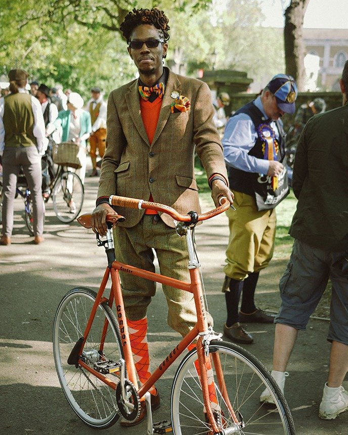 A masterclass in dressing for your bicycle.