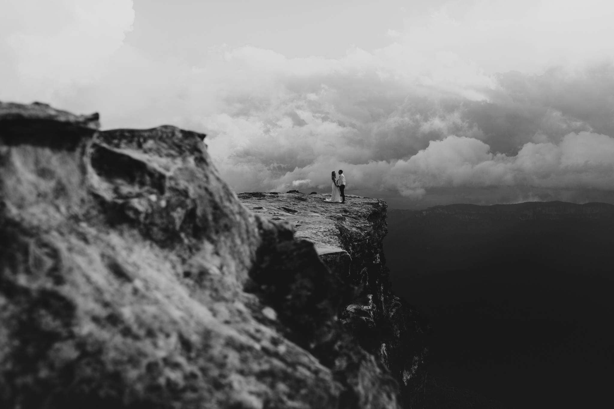 couple photos on blue mountains clifftop australia