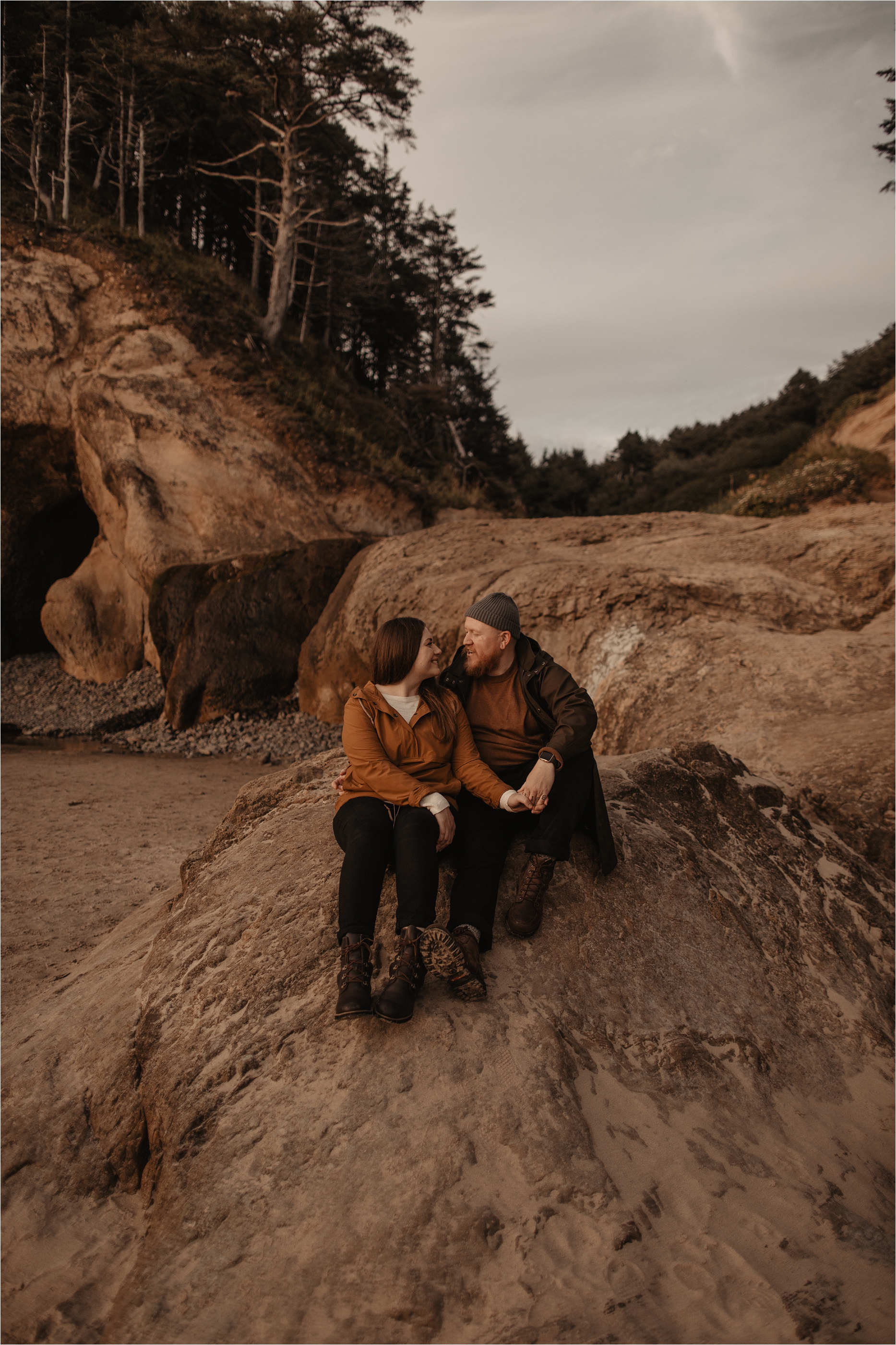 hug-point-oregon-coast-engagement-photos_0024.jpg
