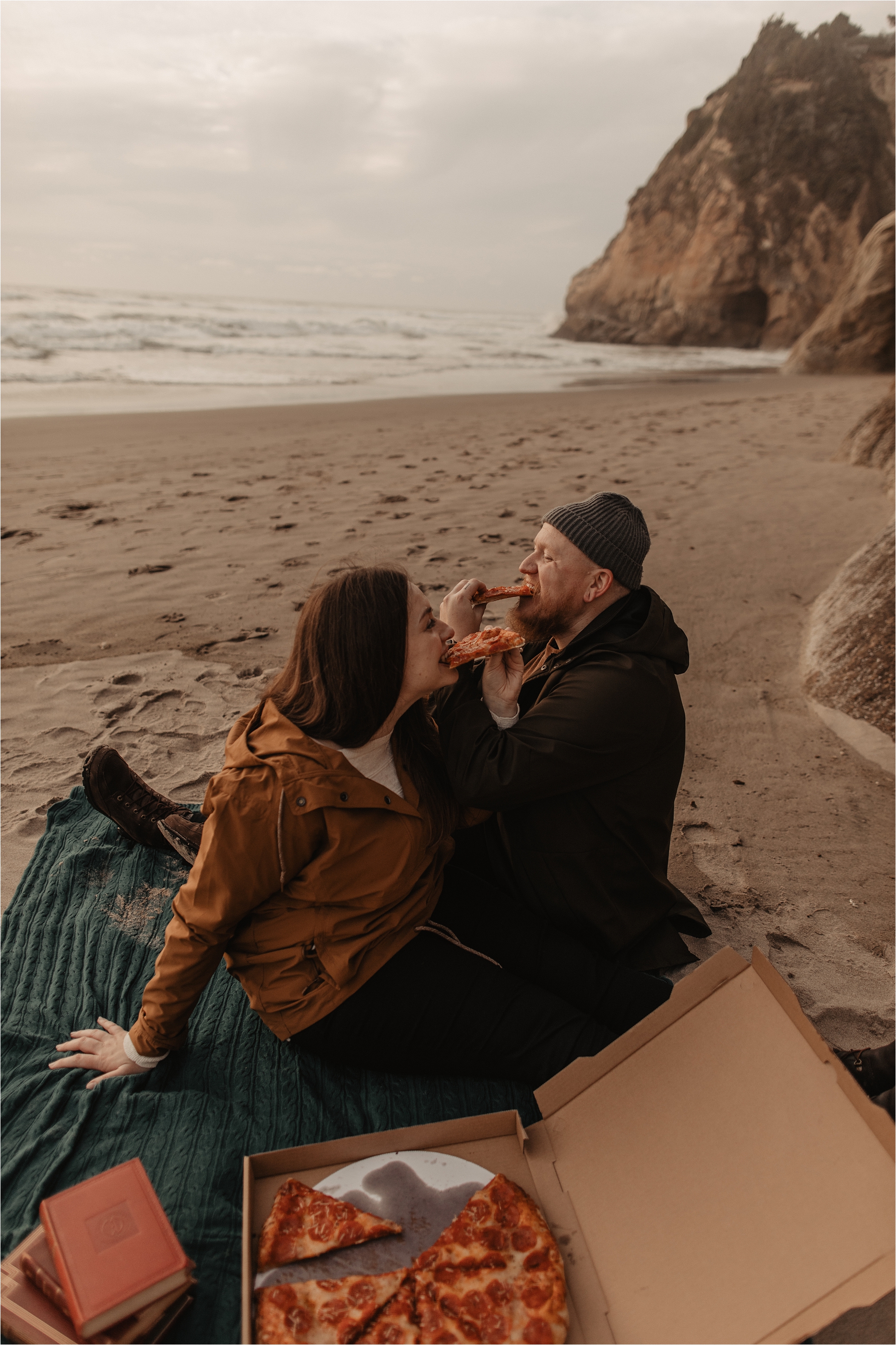 hug-point-oregon-coast-engagement-photos_0034.jpg