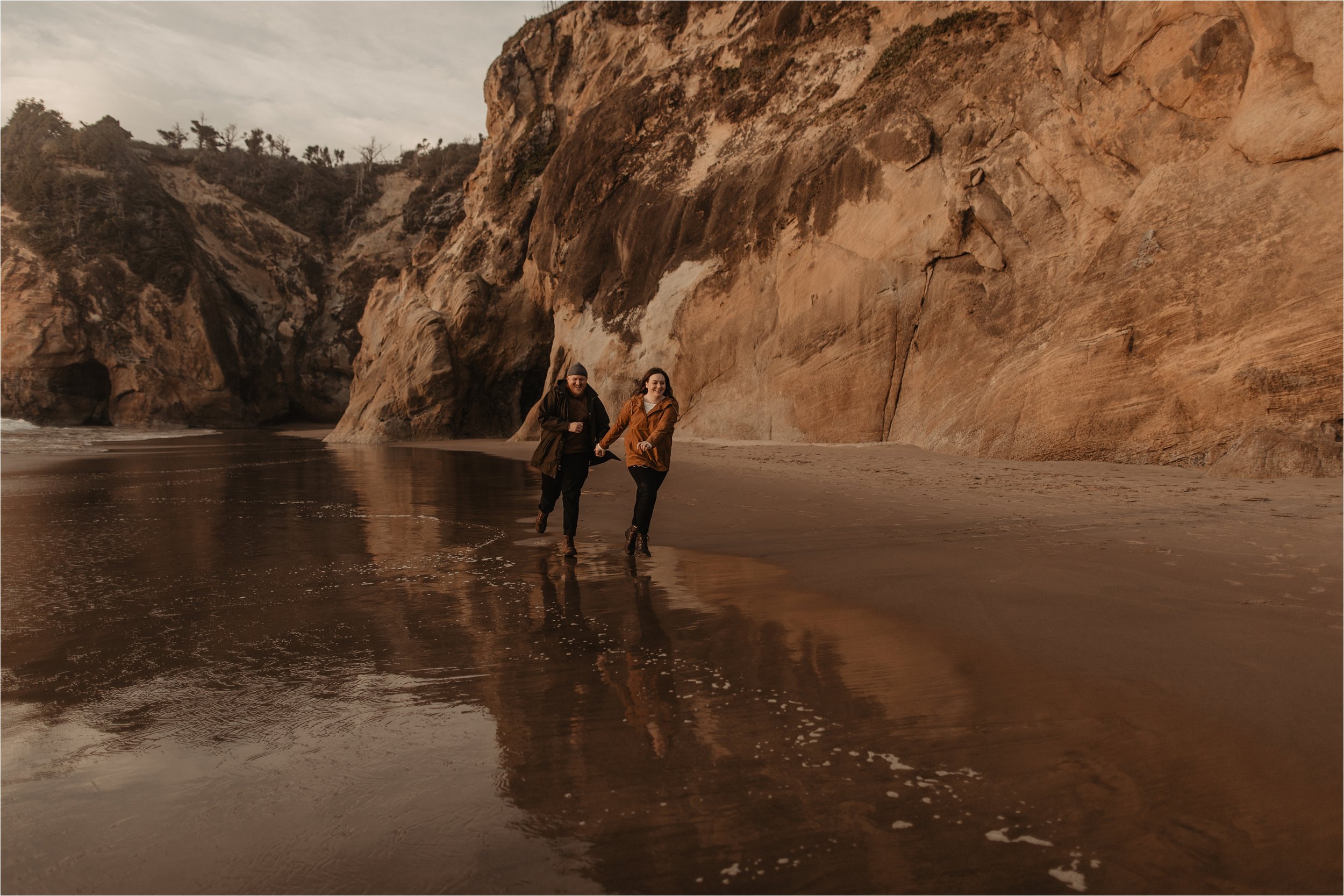 hug-point-oregon-coast-engagement-photos_0043.jpg