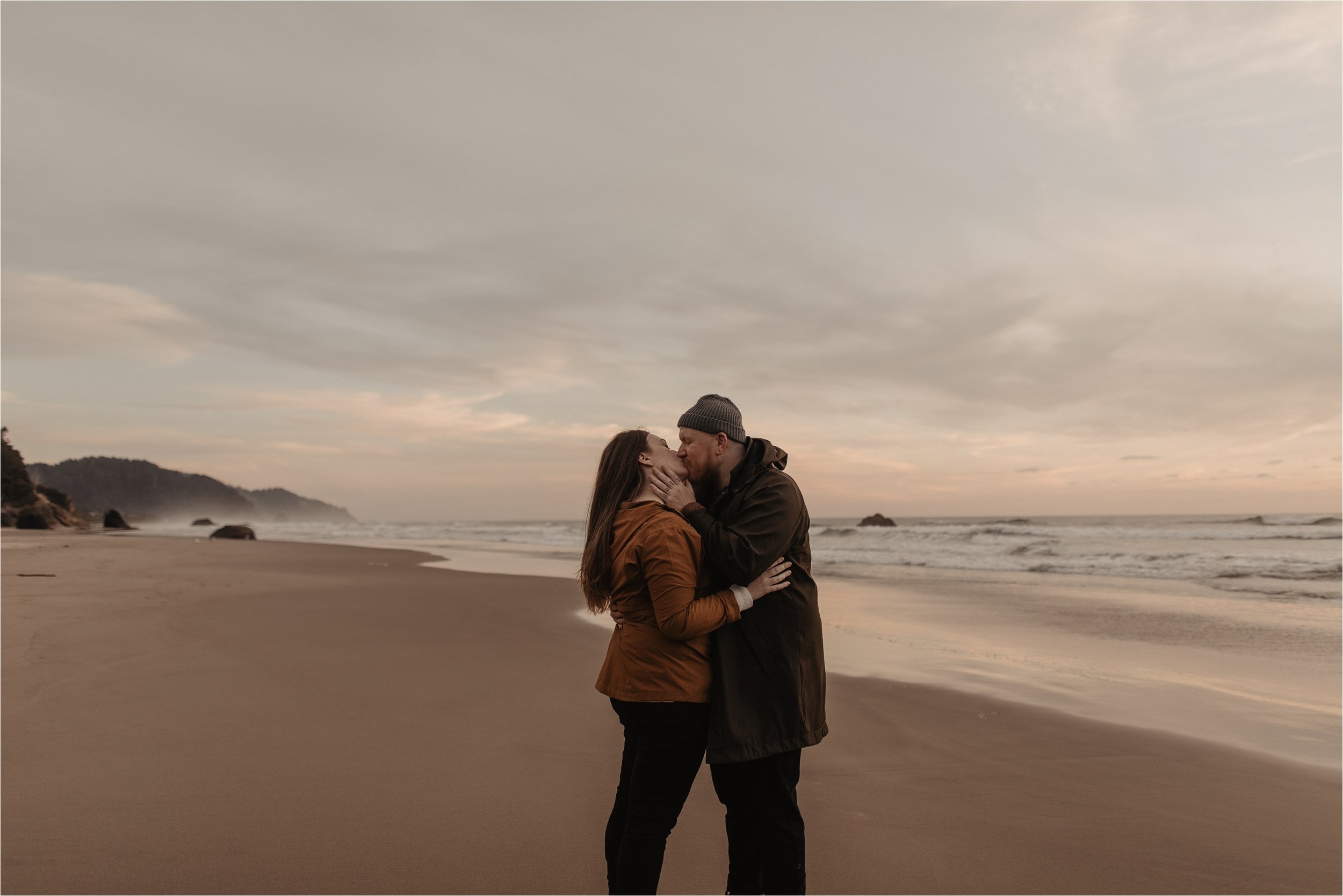 hug-point-oregon-coast-engagement-photos_0055.jpg