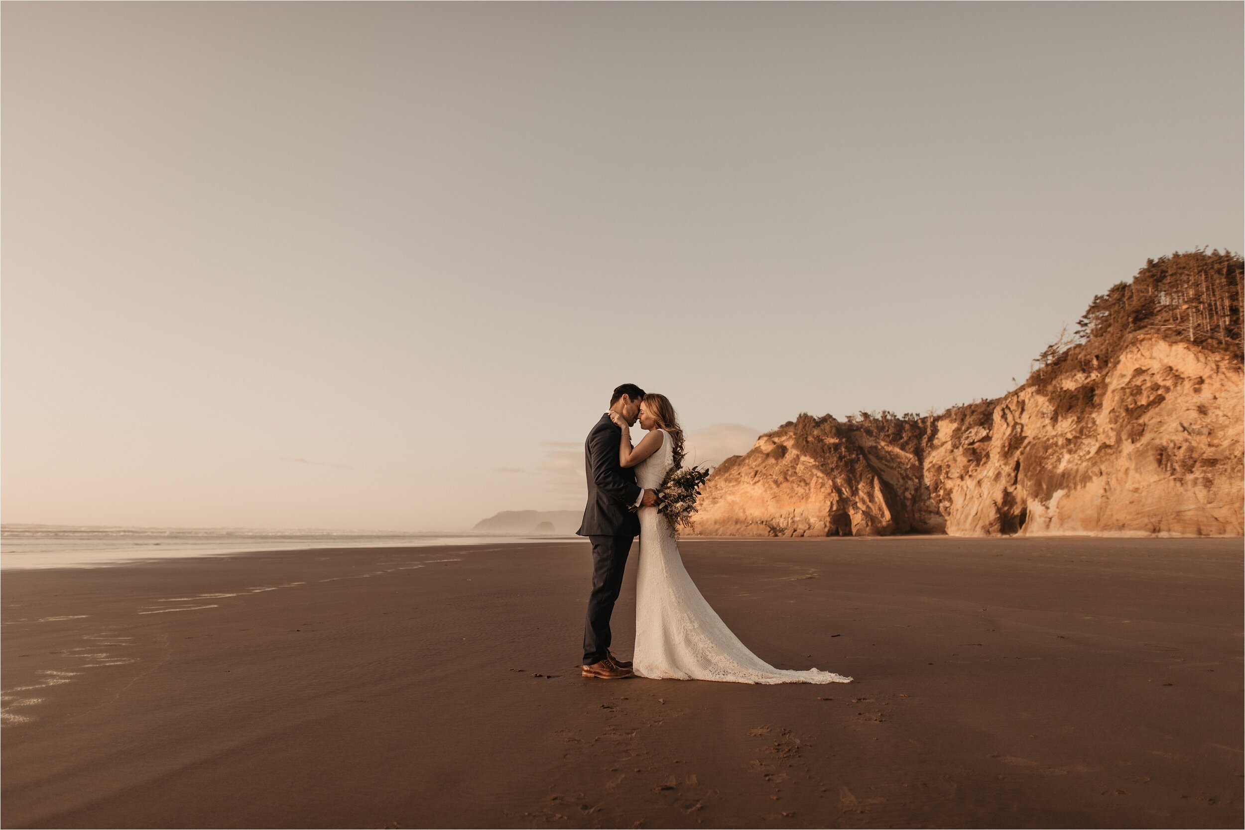 oregon-coast-hug-point-intimate-wedding_0107.jpg