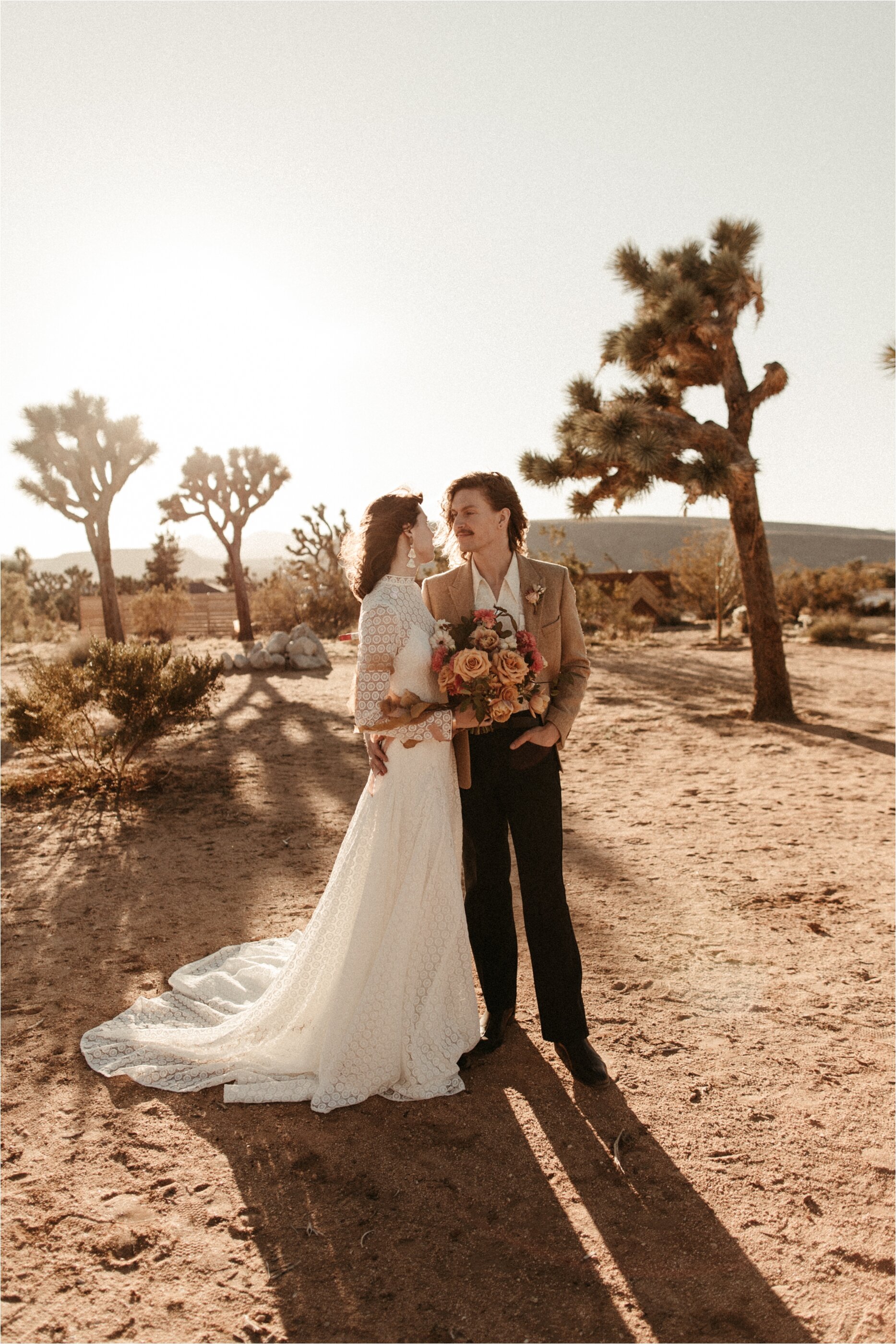 70s-retro-elopement-ideas-joshua-tree-california_0018.jpg