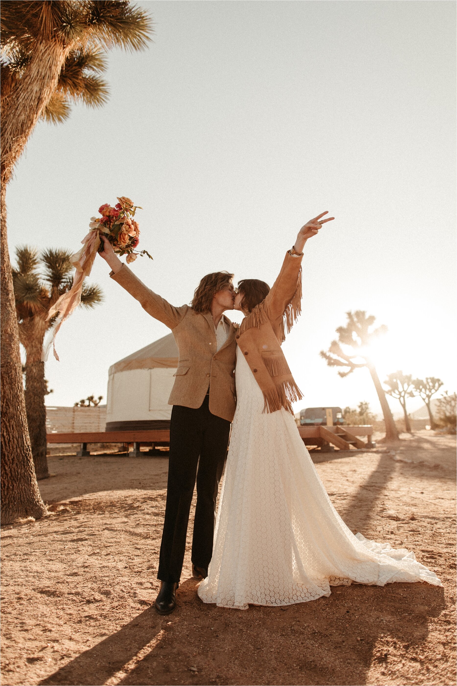 70s-retro-elopement-ideas-joshua-tree-california_0021.jpg