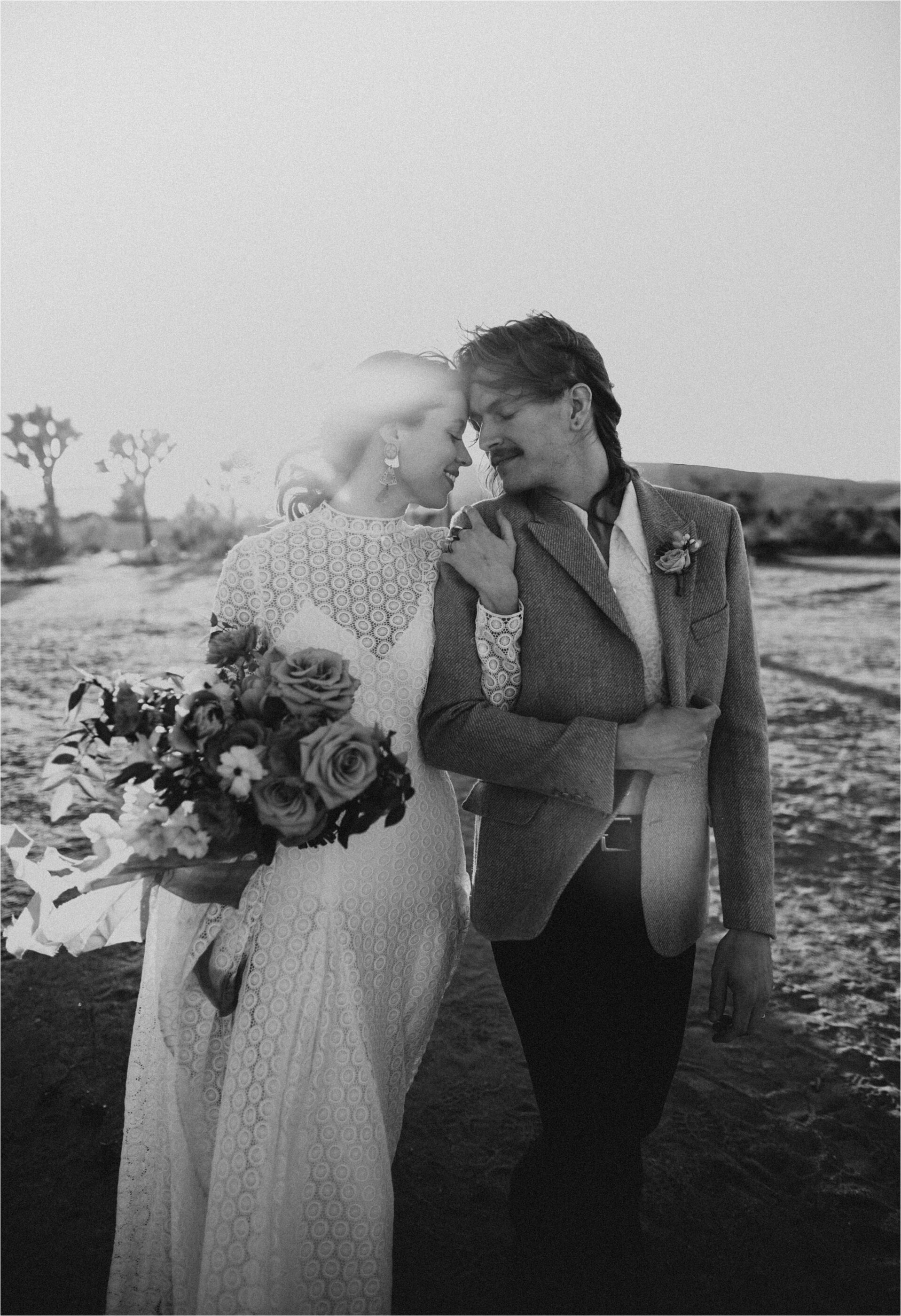 70s-retro-elopement-ideas-joshua-tree-california_0023.jpg