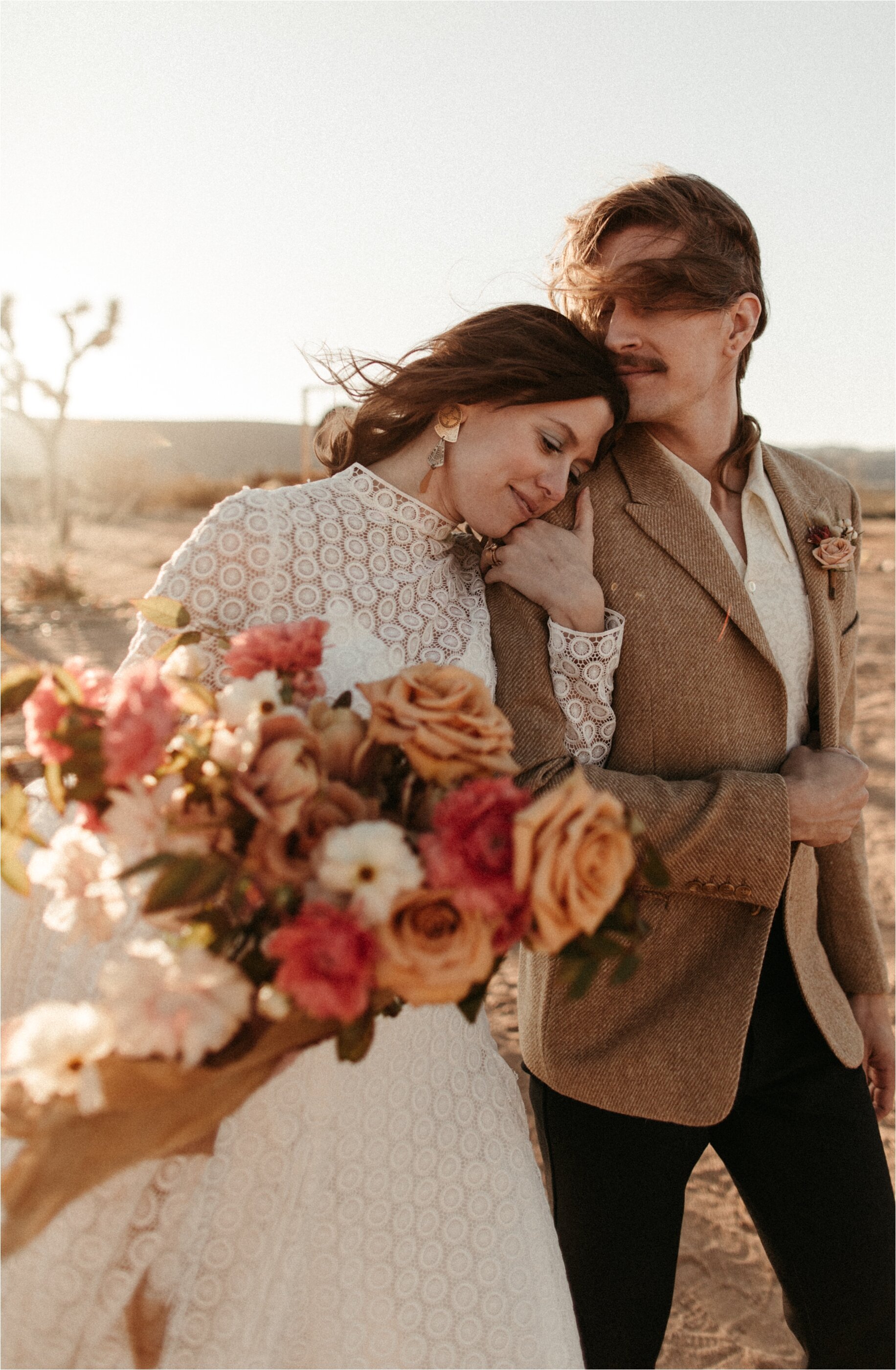 70s-retro-elopement-ideas-joshua-tree-california_0024.jpg