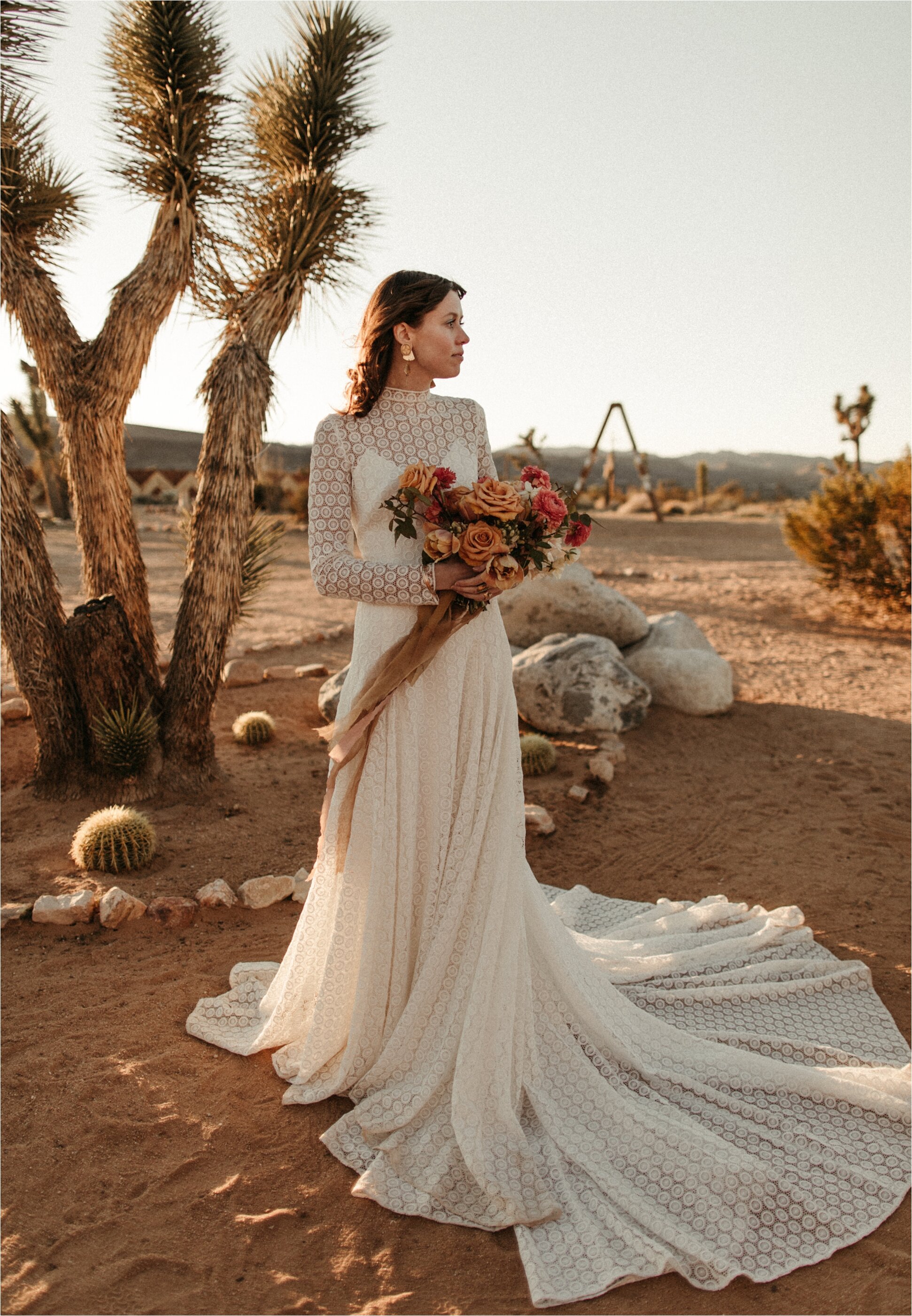 70s-retro-elopement-ideas-joshua-tree-california_0031.jpg