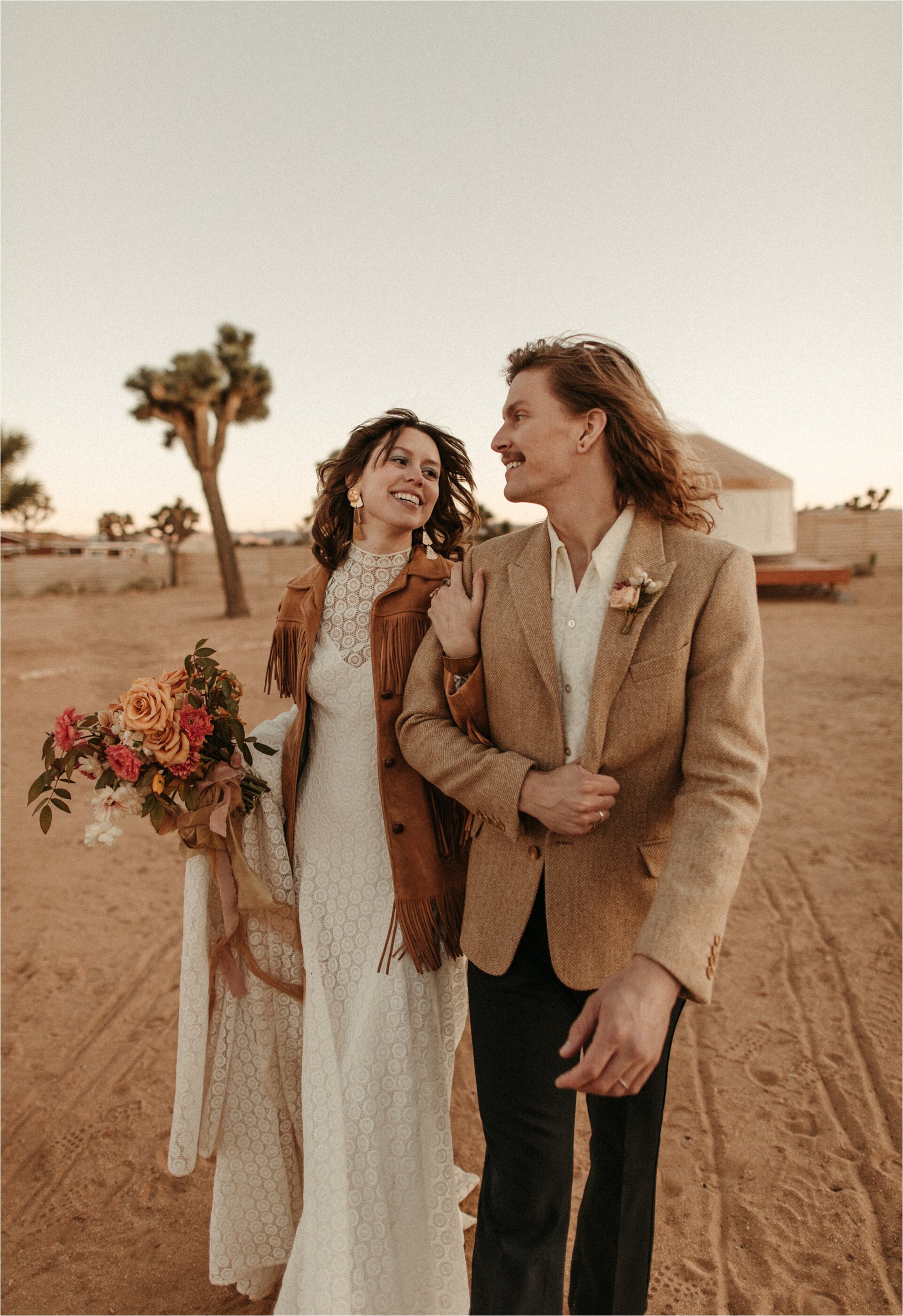 70s-retro-elopement-ideas-joshua-tree-california_0035.jpg