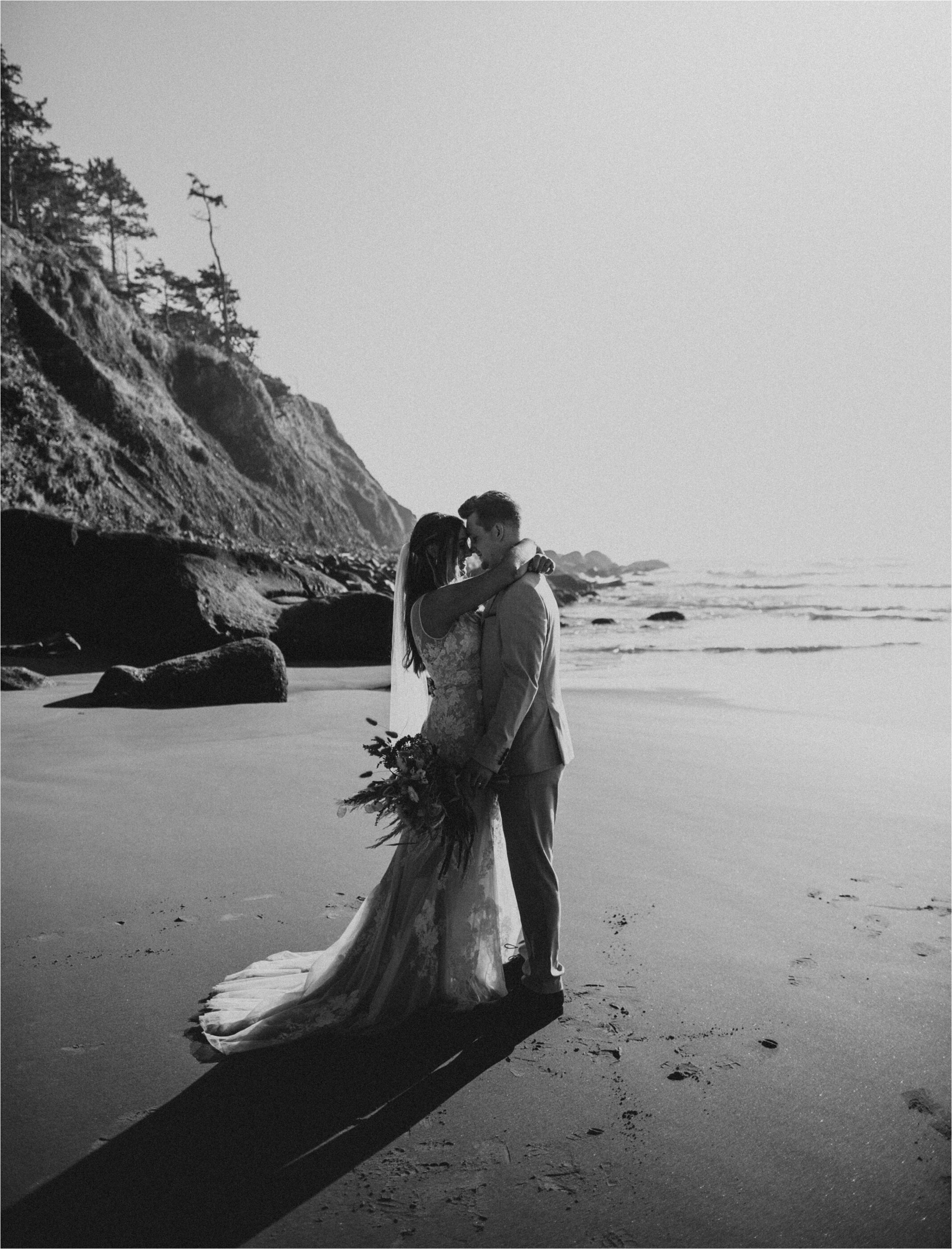 oregon-coast-intimate-elopement-wedding_0031.jpg