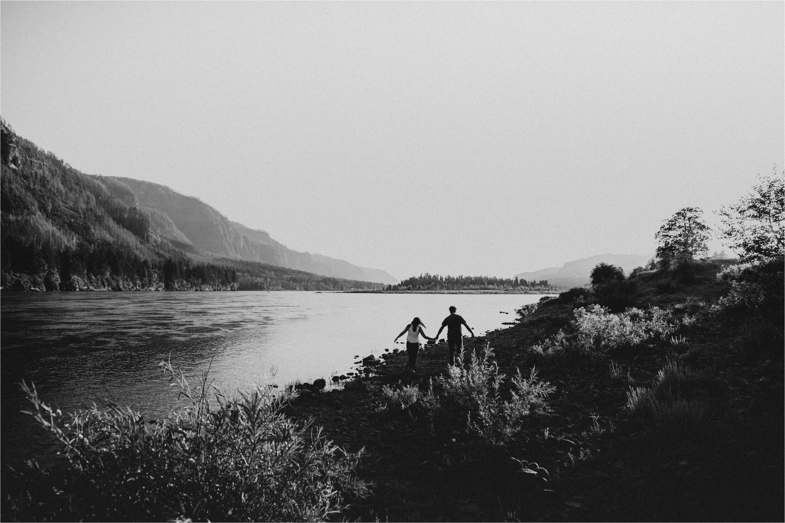 Pacific Northwest Engagement Photos // Columbia River OR