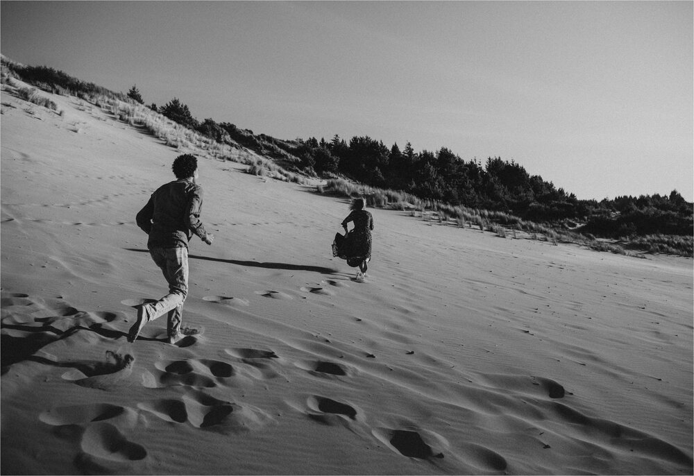oregon-sand-dunes-engagement-photos_0002.jpg
