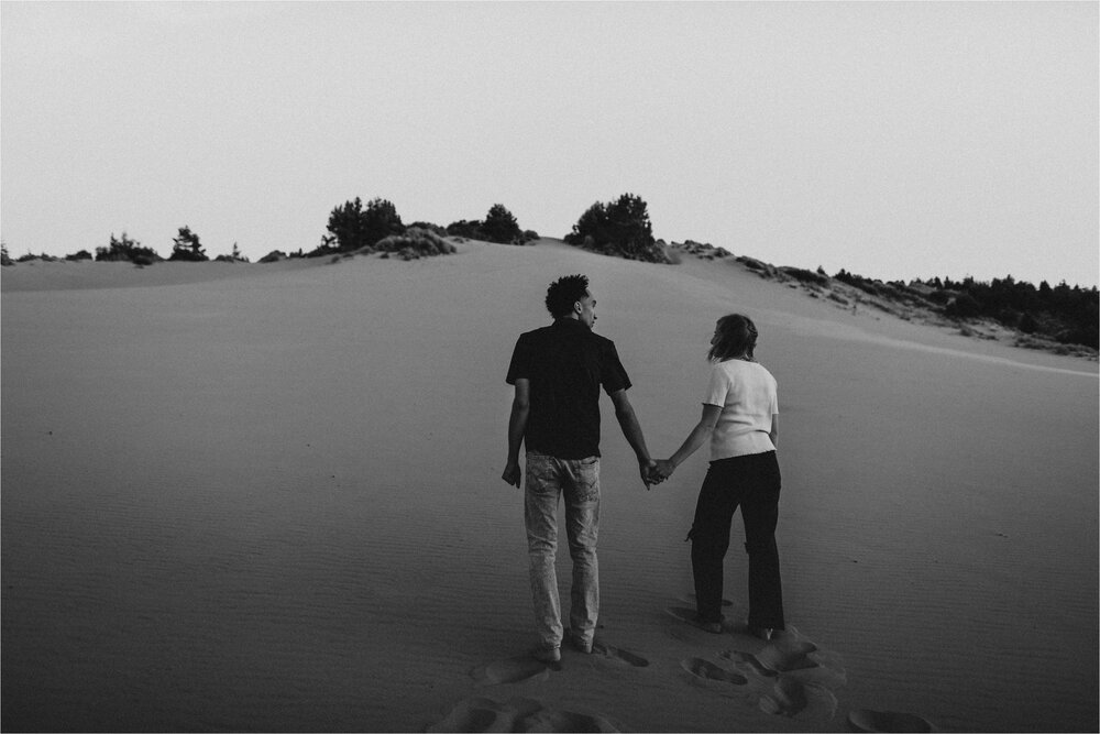 oregon-sand-dunes-engagement-photos_0028.jpg
