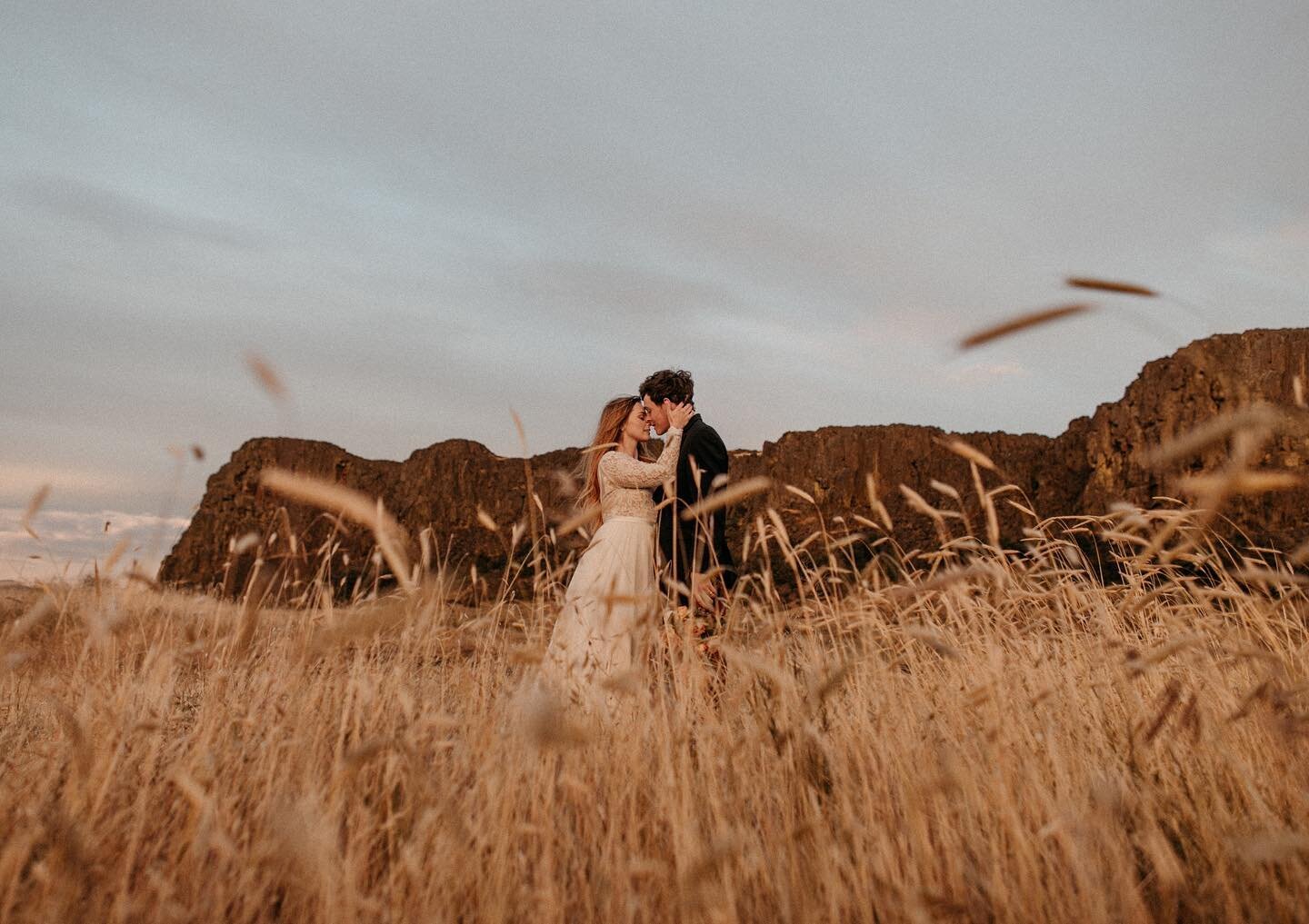 ✨Open fields, golden sunsets, and rocky cliffs &mdash; a beautiful elopement spot! 💛
.
.
.
.
.
.
.
.
.
.
#intimateweddingphotographer #elopementphotographer #travelelopementphotographer #oregonelopementphotographer #elopementideas #elopementphotos #