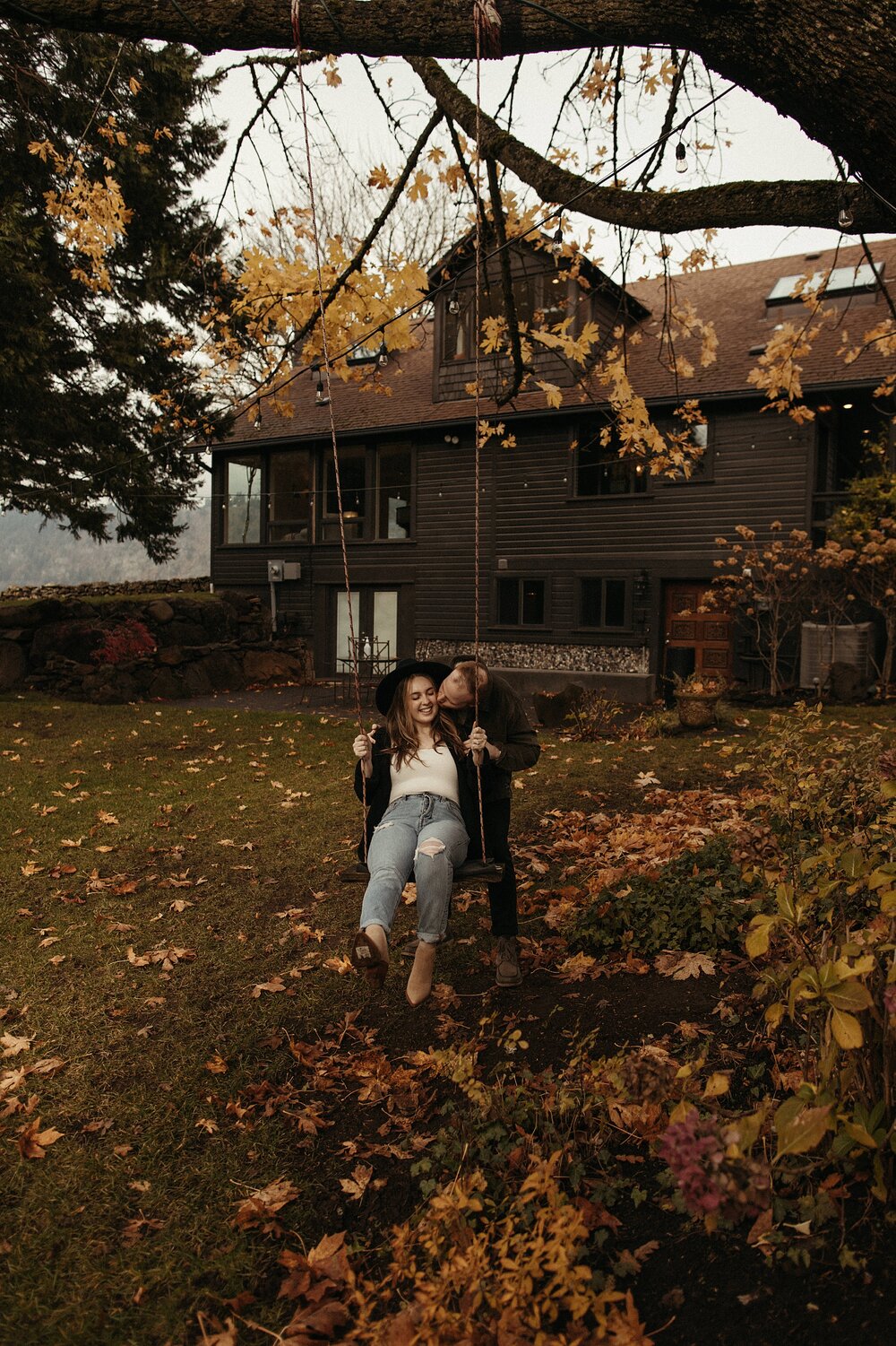 the-griffin-house-columbia-gorge-engagement-photos_0034.jpg
