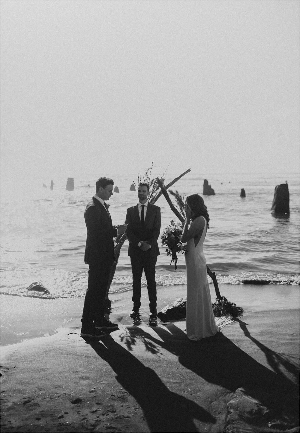 intimate-oregon-coast-airbnb-wedding-elopement_0019.jpg