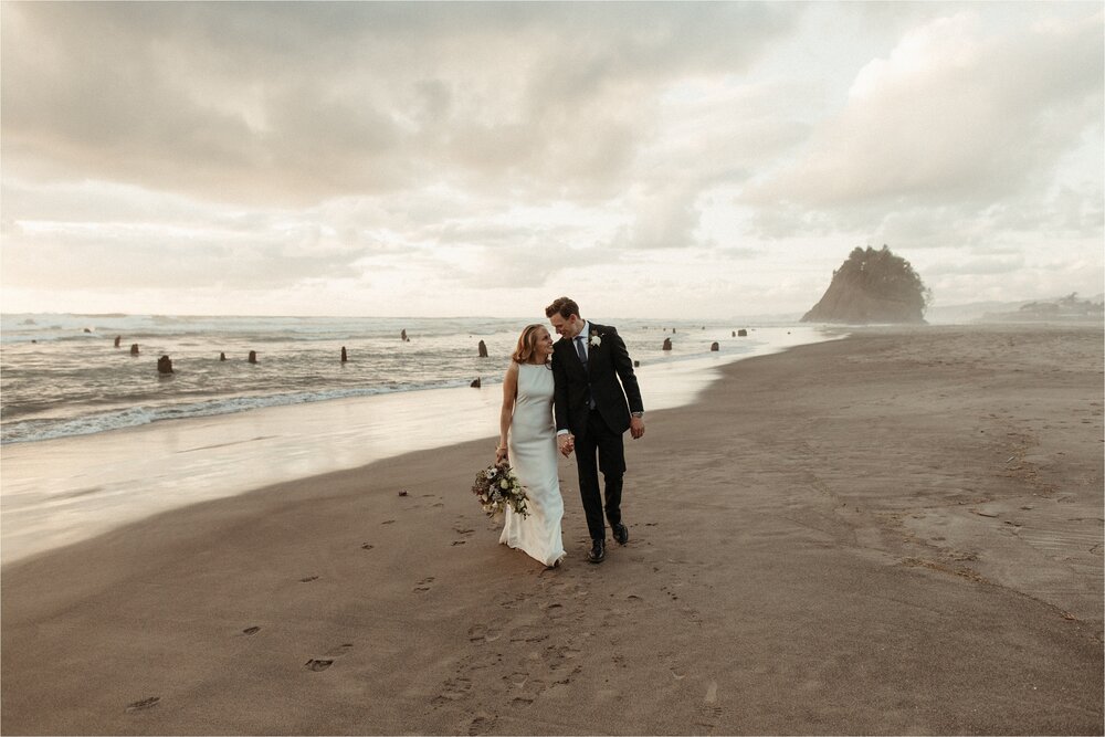 intimate-oregon-coast-airbnb-wedding-elopement_0048.jpg