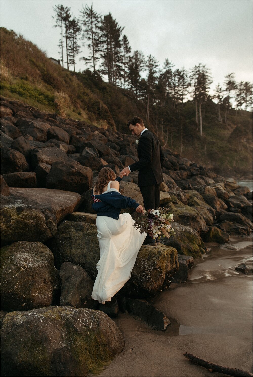 intimate-oregon-coast-airbnb-wedding-elopement_0050.jpg