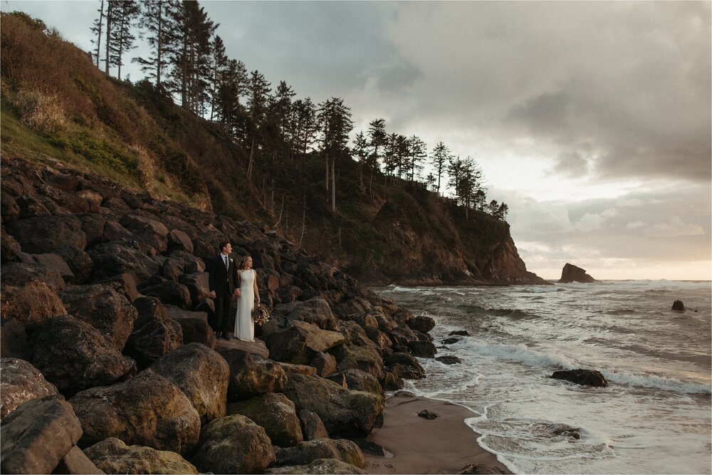 intimate-oregon-coast-airbnb-wedding-elopement_0051.jpg