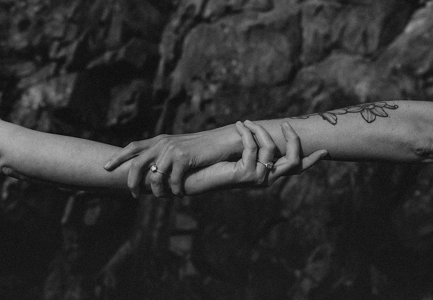 hug-point-engagement-session-waterfall-oregon-coast_0019.jpg