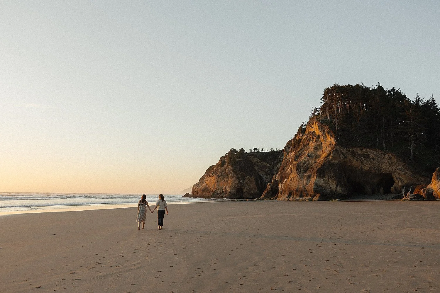 hug-point-engagement-session-waterfall-oregon-coast_0021.jpg