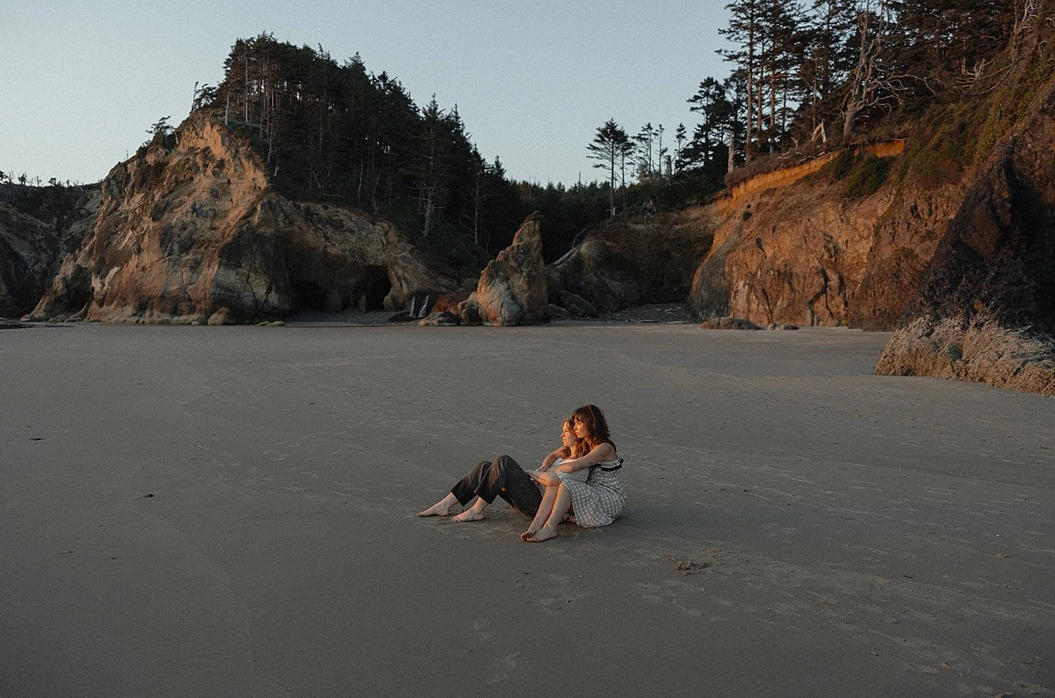 hug-point-engagement-session-waterfall-oregon-coast_0028.jpg